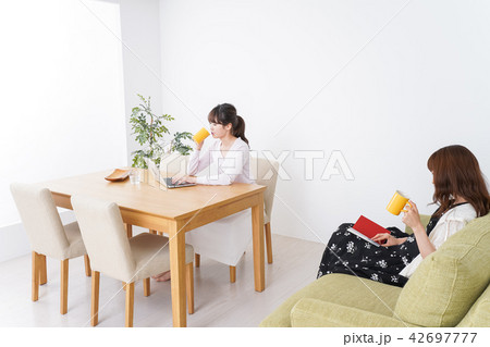 カフェにいる女性イメージ カフェにいる女性イメージ 42697777