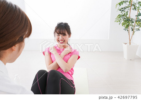 筋トレする女性 42697795