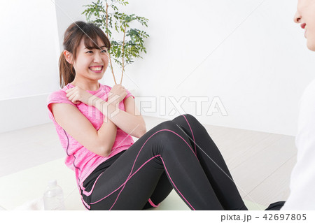 筋トレする女性 筋トレする女性 42697805