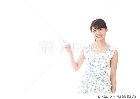 指をさす女性 42698278