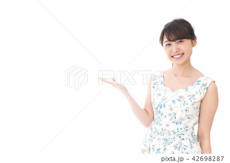 指をさす女性 42698287