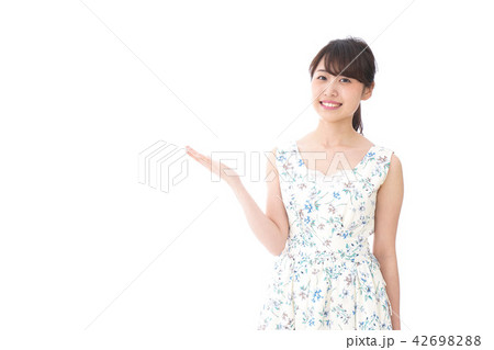 指をさす女性 42698288