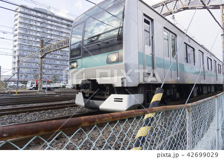 住宅地を通る電車 住宅地を通る電車 42699029