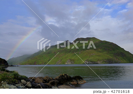 アラスカ・アリューシャン列島・ウラナスカ島の風景 雨上がりの虹 アラスカ・アリューシャン列島・ウラナスカ島の風景 雨上がりの虹 42701618