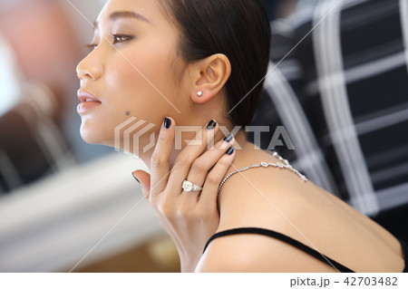 fashion portrait Diamond ring, necklace, blacelet fashion portrait Diamond ring, necklace, blacelet 42703482