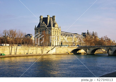 フランス　セーヌ河畔　ルーブル宮 42704013