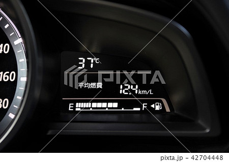 車のメーターパメル　外気温37度 42704448