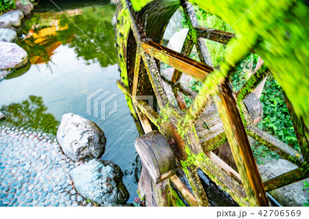 月岡温泉街で回る水車 42706569