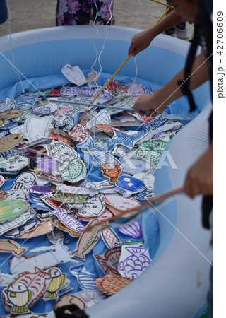 夏祭りの魚釣り 夏祭りの魚釣り 42706609