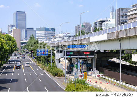 名古屋市中区大須都市風景　若宮大通りとグローバルゲートと白川料金所 42706957