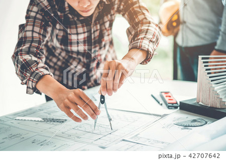 Engineer meeting for architectural project 42707642