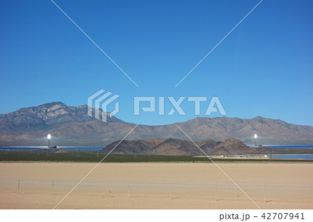 モハビ・フリーウェイ風景 Ivanpah Electric Generating System モハビ・フリーウェイ風景 Ivanpah Electric Generating System 42707941