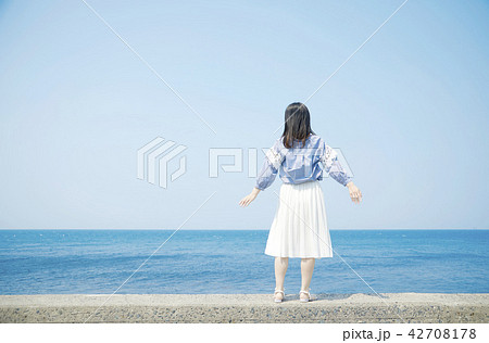 女性 夏 海 女性 夏 海 42708178