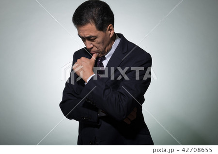 考えるビジネスマン 日本人ミドル男性 考えるビジネスマン 日本人ミドル男性 42708655