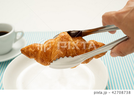 朝食のクロワッサン 42708738
