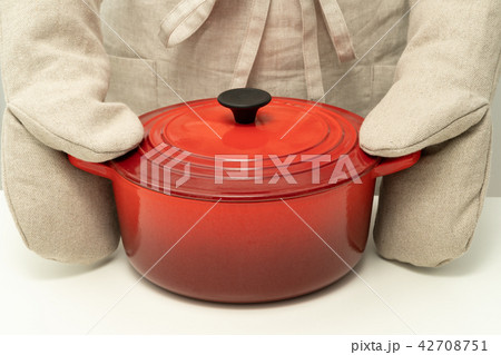 鍋料理を運ぶ 42708751