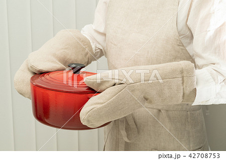 鍋料理を運ぶ 42708753