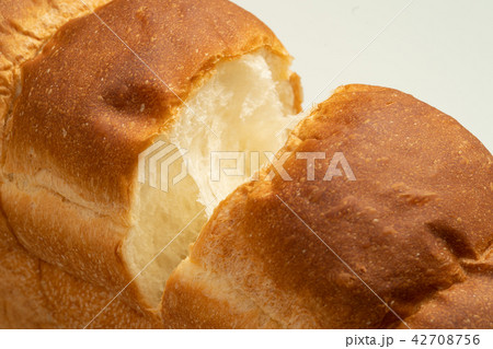2斤の自家製焼きたて食パンの断面 42708756