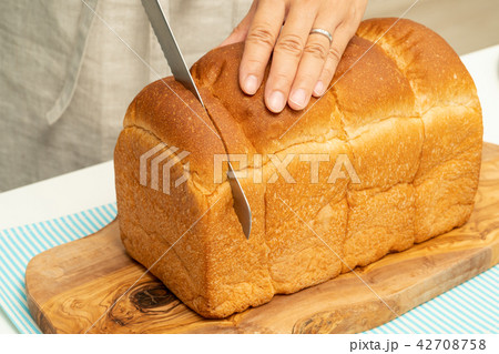 食パンを切る手元 食パンを切る手元 42708758