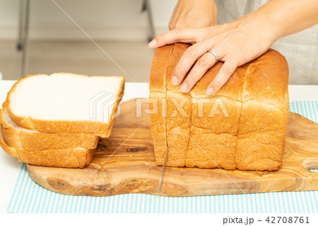 食パンを切る手元 42708761