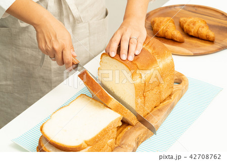 食パンを切る手元 42708762