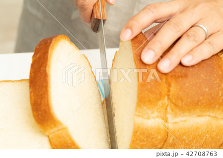 食パンを切る手元 42708763