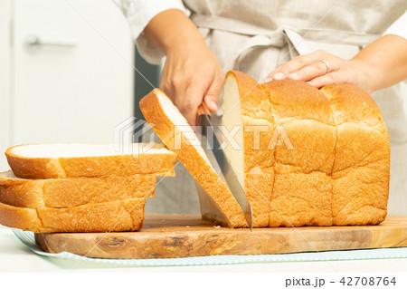 食パンを切る手元 42708764