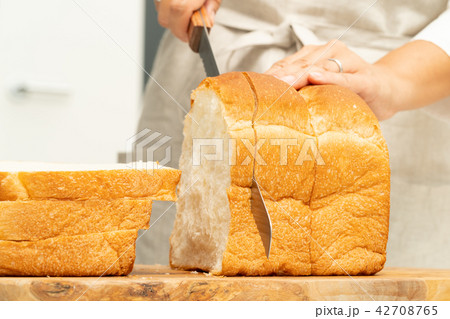 食パンを切る手元 42708765