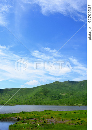 知床 秘境 羅臼湖、知西別岳を望む 知床 秘境 羅臼湖、知西別岳を望む 42709587