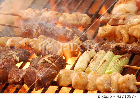 焼き鳥　炭火で豪快に焼き上げ 42710977