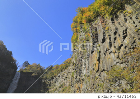 秋の日光　華厳の滝　柱状節理（ちゅうじょうせつり） 42711465
