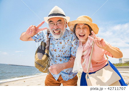 旅行するシニア夫婦 南国リゾート 旅行するシニア夫婦 南国リゾート 42711707