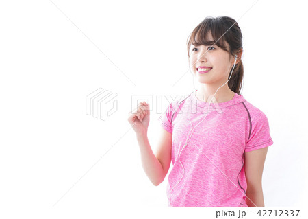 ランニングをする若い女性 ランニングをする若い女性 42712337