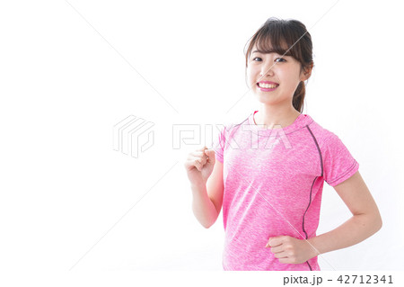 ランニングをする若い女性 ランニングをする若い女性 42712341