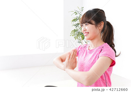 ヨガをする若い女性 ヨガをする若い女性 42712660