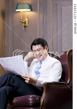 ビジネスマン 新聞 喜び 42712952