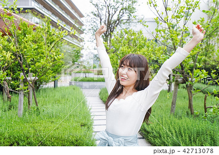 伸びをする若い女性 伸びをする若い女性 42713078
