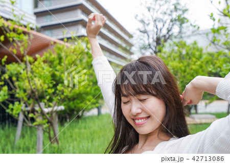 伸びをする若い女性 42713086