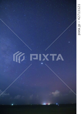 石垣島から見た竹富島と星空 42713121