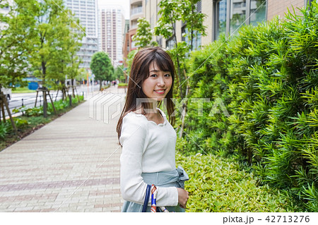 街なかでデートをする女性 42713276