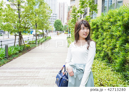 街なかでデートをする女性 42713280