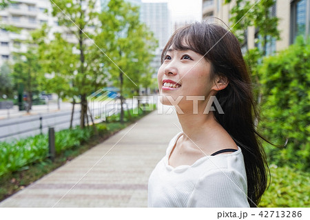 街なかでデートをする女性 街なかでデートをする女性 42713286
