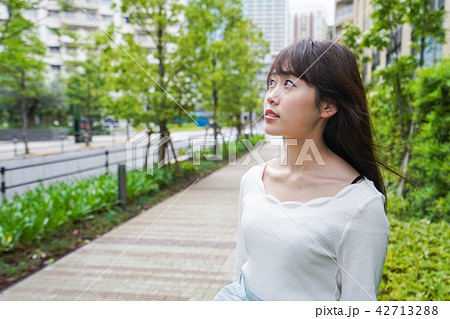 街なかでデートをする女性 42713288
