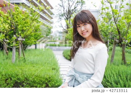 街なかでデートをする女性 街なかでデートをする女性 42713311