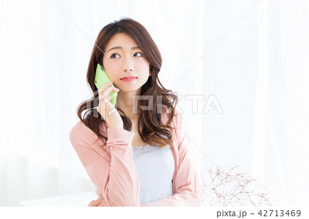 電話をする女性 考える 電話をする女性 考える 42713469