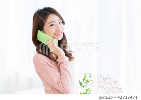 電話をする女性 電話をする女性 42713471
