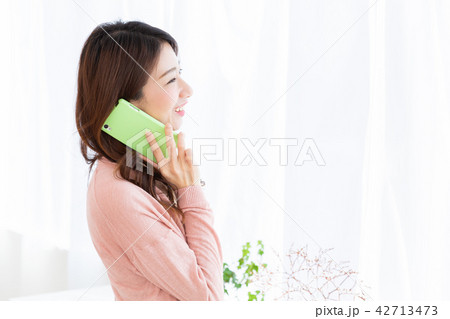 電話をする女性 電話をする女性 42713473