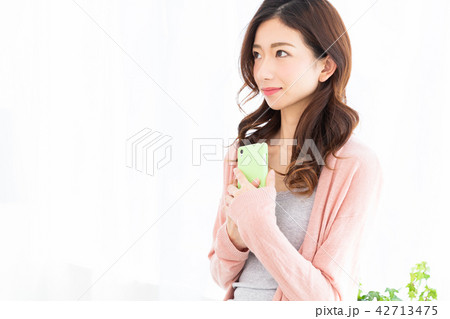 スマホを見る女性 42713475