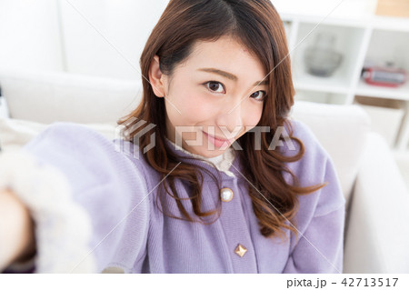自撮りをする女性 42713517