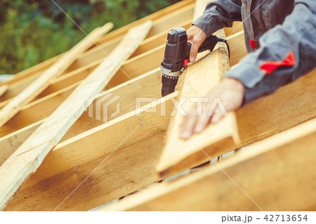 the worker is building the roof 42713654
